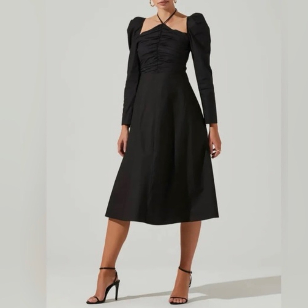 ASTR THE LABEL 
Cinch Halter Neck Long Sleeve Midi Dress Medium in Black